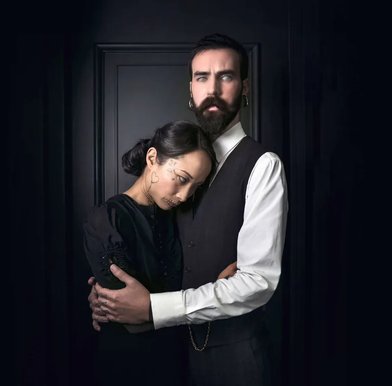 Couple enlacé aux yeux blancs devant une porte sombre — Maniac IV, tirage Fine Art signé et numéroté, Eric CANTO
