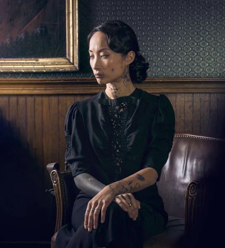Femme assise, bouche cousue, salon sombre — Maniac V, tirage Fine Art signé et numéroté, Eric CANTO