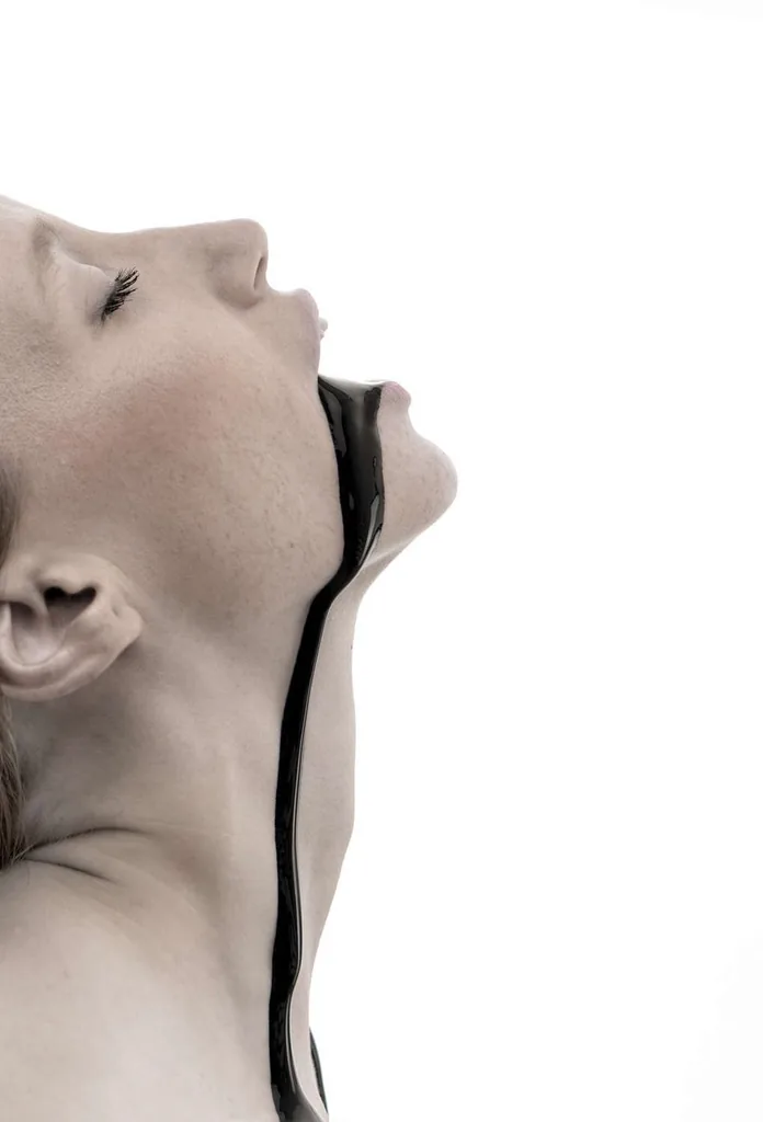 Profil, tête renversée, matière noire à la bouche — Matière Noire I, tirage Fine Art signé et numéroté, Eric CANTO
