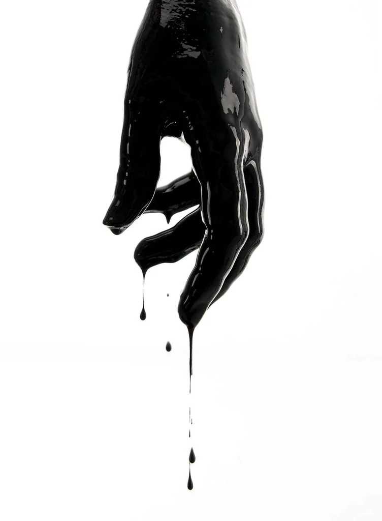 Main recouverte de matière noire, gouttes suspendues — Matière Noire III, tirage Fine Art signé et numéroté, Eric CANTO