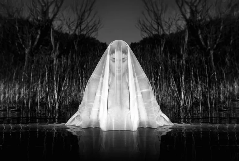 Figure voilée émergeant d'une eau sombre — Virgin Suicide, tirage Fine Art signé et numéroté, Eric CANTO