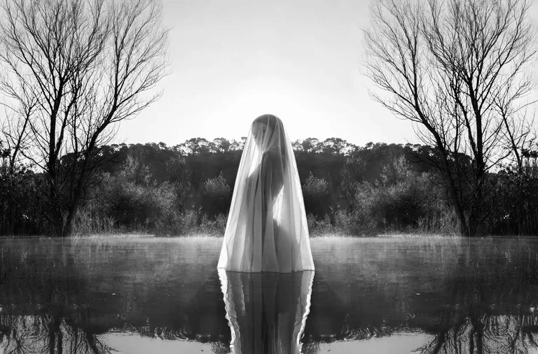 Figure voilée debout dans la brume, au bord de l'eau — Virgin Suicide VI, tirage Fine Art signé et numéroté, Eric CANTO