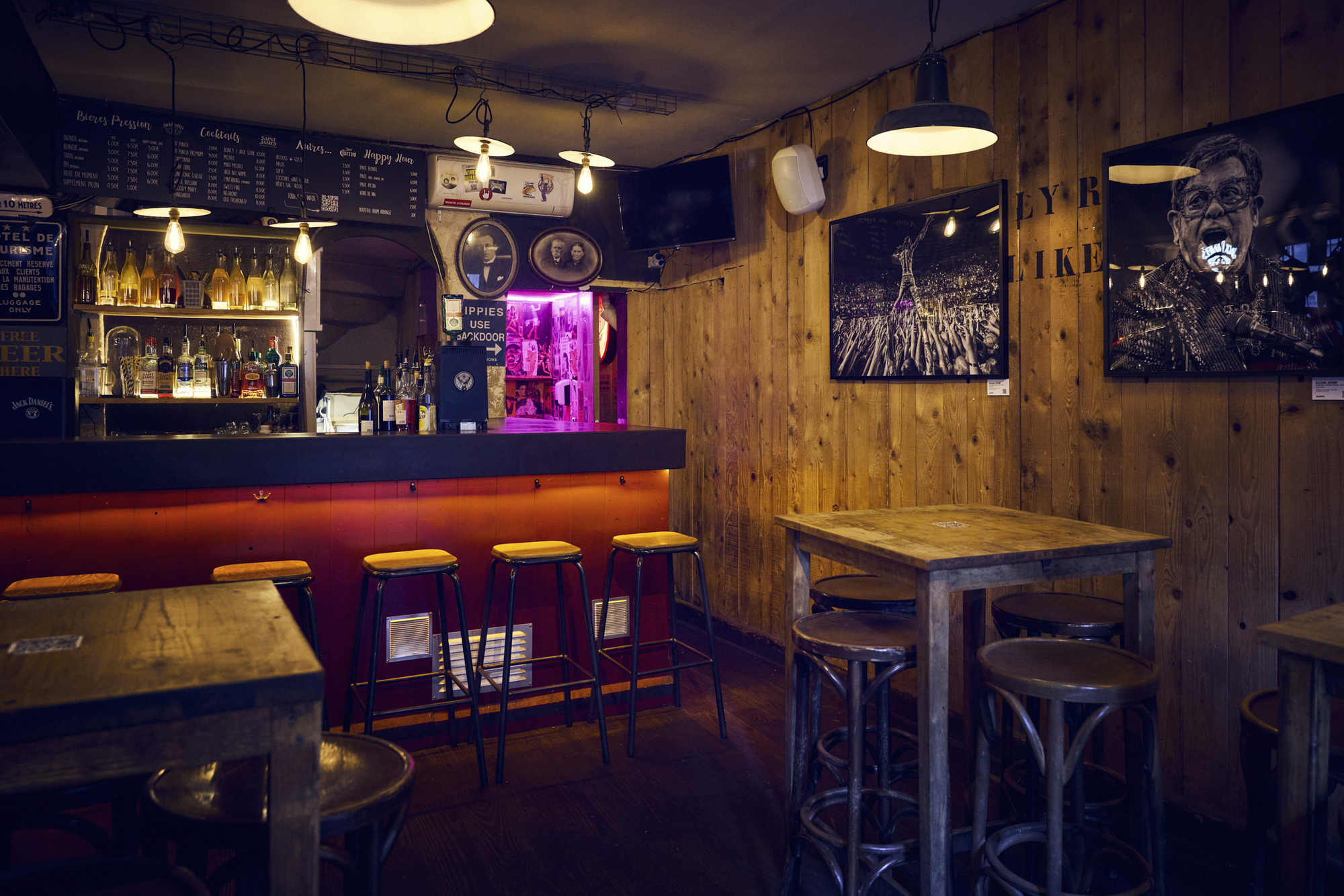 Le bar La Distillerie à Montpellier : comptoir et néon