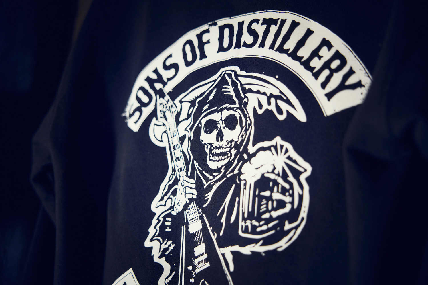 Sweat brodé Sons of Distillery avec un écusson tête de mort, goodies du bar La Distillerie
